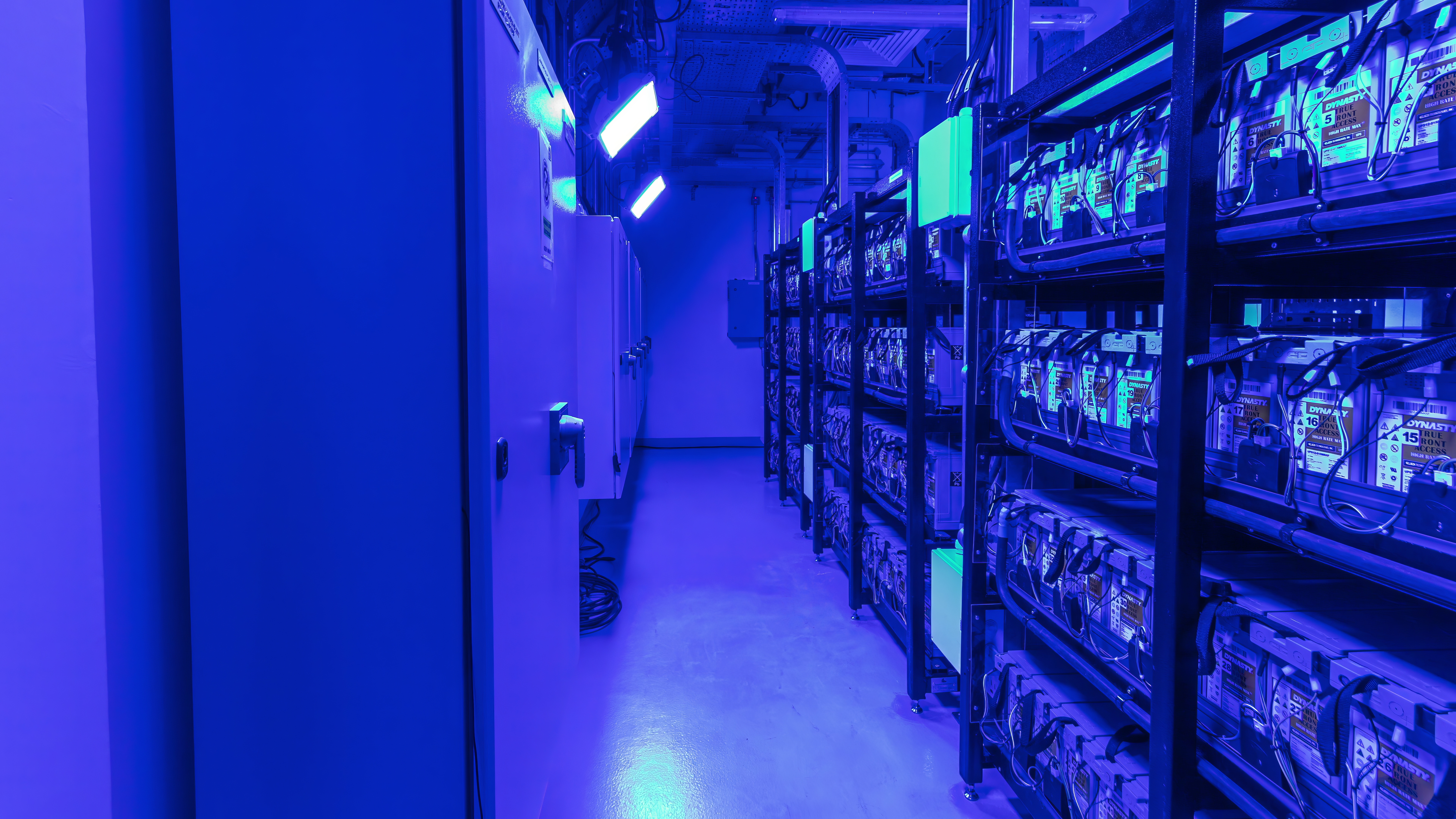 Batteriespeicheranlage in einem blau gefärbten Raum